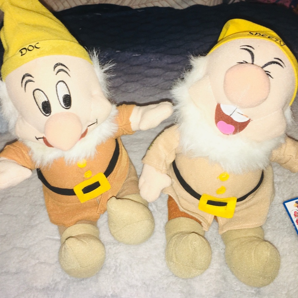 ‼️CLOSING SALE EVERYTHING MUST GO‼️
Disney Collectable snow white Doc & sneezy